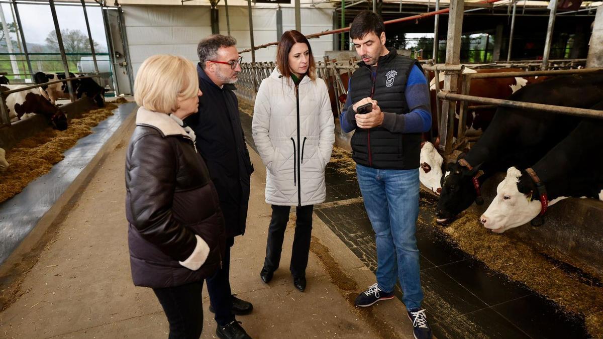 A conselleira do Medio Rural visitou a granxa Pazos SCG, de Mazaricos.