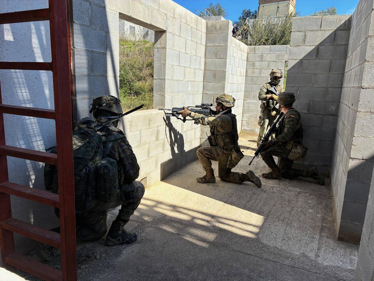 Les imatges del curs per conèixer com actuar en zones de conflicte a la base de Sant Climent