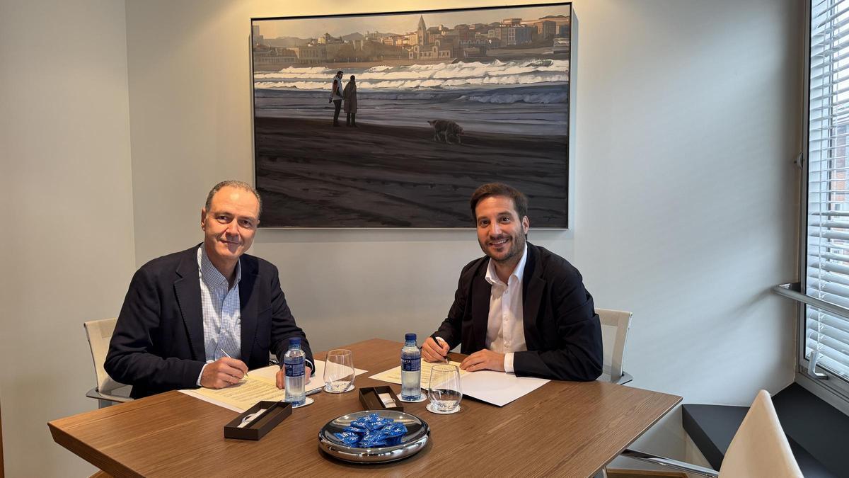 Alberto González y Diego Carbajosa firman el convenio en la sede de FADE