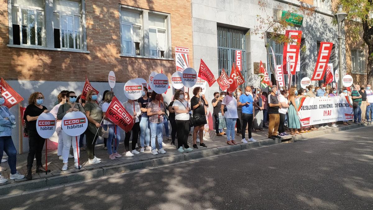 Concentración de CCOO a las puertas de la Delegación de Salud y Familia en Córdoba.