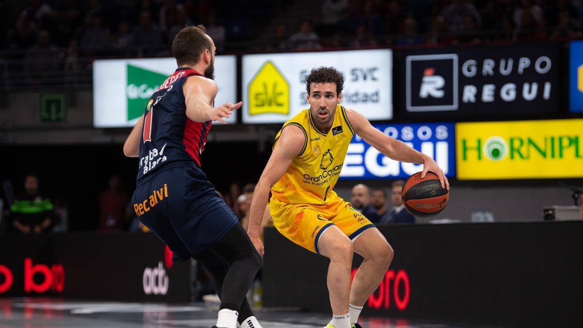Ferran Bassas bota el balón ante Max Heidegger, del Baskonia, el pasado domingo en Vitoria