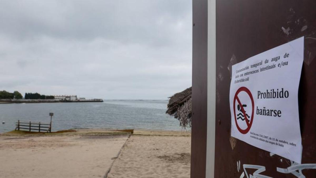 Aviso colocado en la playa de O Preguntoiro tras el positivo de mediados de junio.