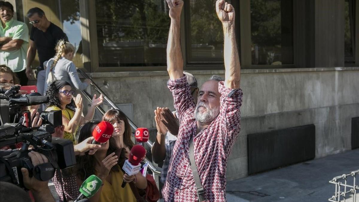 El actor Willy Toledo, a su salida de los juzgados