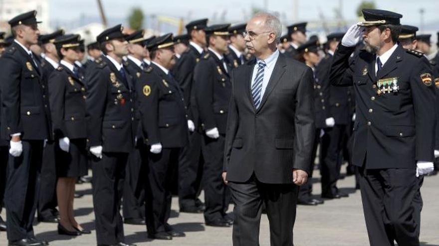 El delegado del Gobierno, Ricardo Peralta y el jefe superior de Policía en la Comunitat Valenciana, Antonio Moreno (d), pasan revista junto durante los actos con motivo de la festividad de los santos Angeles Custodios, patronos del Cuerpo Nacional de Policia.