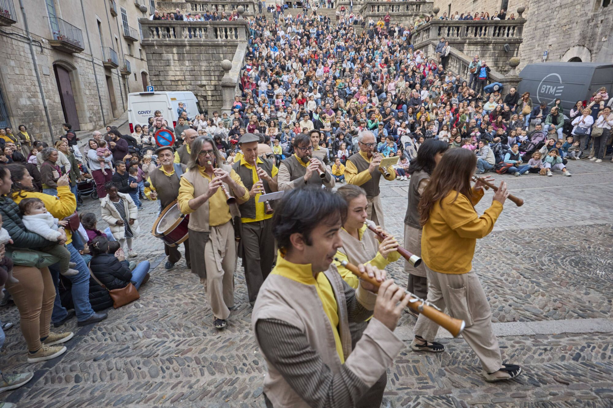 Les fotos de la passejada de capgrossos i gegants a la plaça de la catedral de Girona