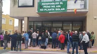 Acuamed descarta las alternativas a la planta solar de la desaladora y San Miguel de Salinas se echará a la calle para rechazarla