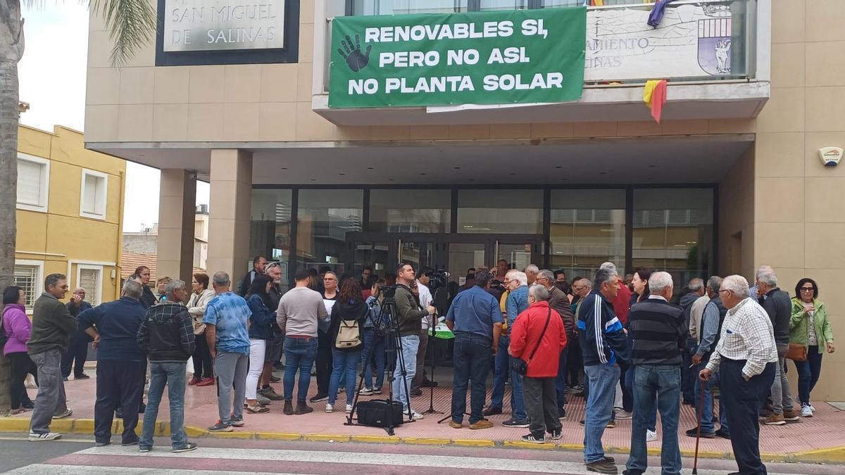 Concentración en las puertas del Ayuntamiento de San Miguel de Salinas donde se ha dado cuenta del resultado de la reunión con Acuamed
