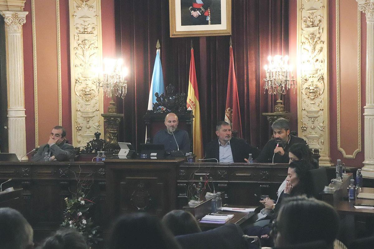 Un pleno municipal presidido por el alcalde, Gonzalo Pérez Jácome.