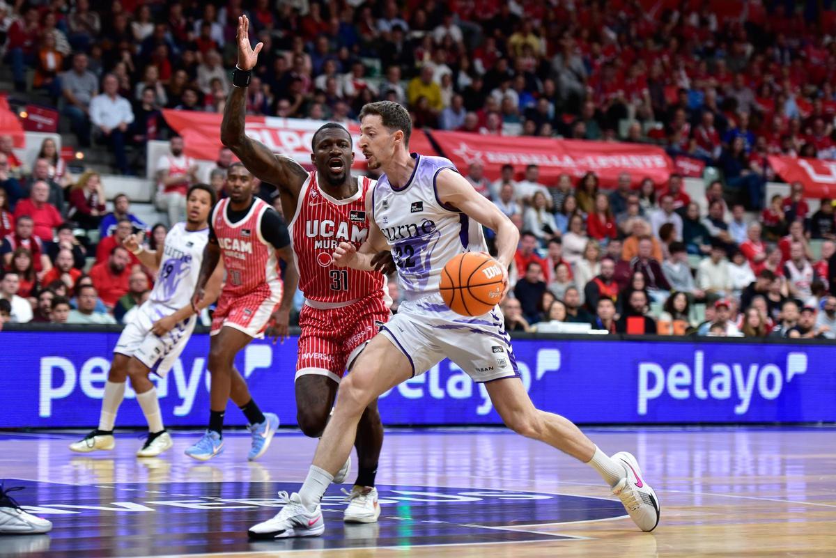Aleix Font bota el balón ante Dylan Ennis en un duelo entre el Bilbao y el UCAM Murcia.