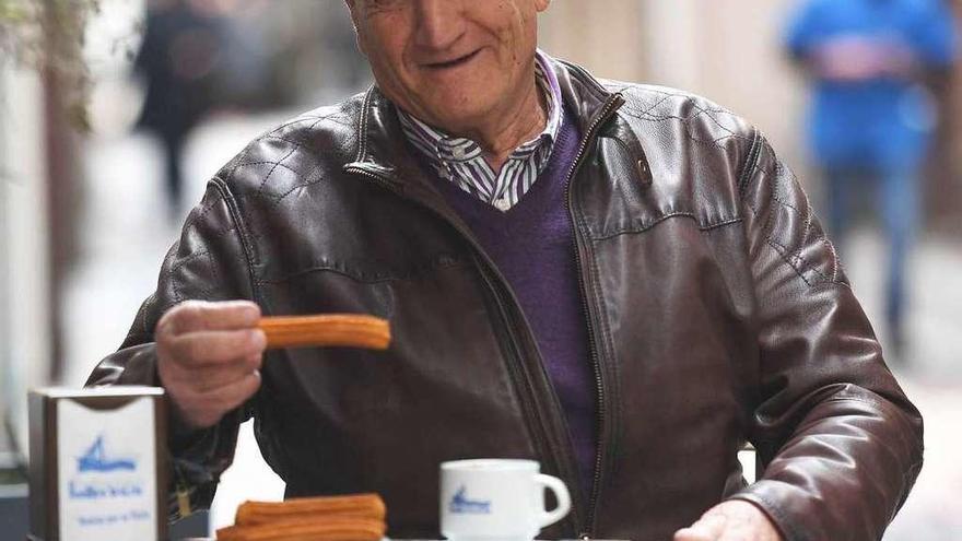 César Bonilla posa en la churrería coruñesa de la Galera, que en 2018 cumplirá 60 años. // Carlos Pardellas.