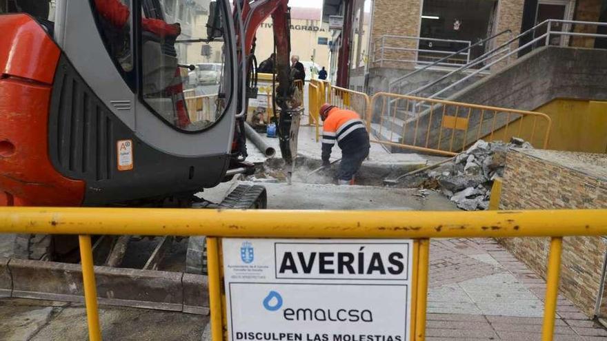 Reparación de la tubería en la calle Cardenal Cisneros.