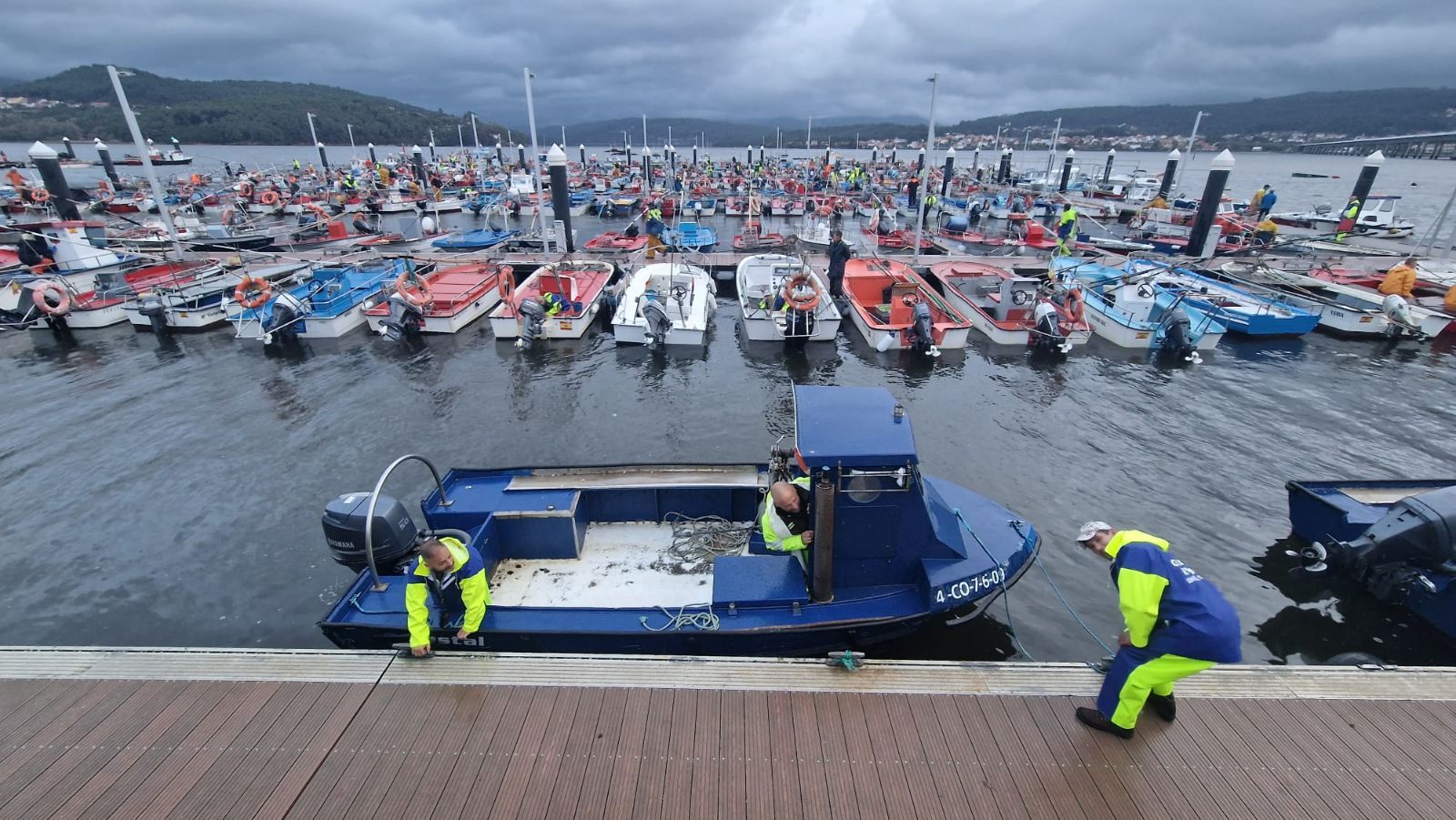 Así es el día a día en el puerto y la lonja de O Testal (Noia), donde cada vez se dan cita más mariscadores arousanos.