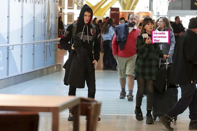 Miguel Bernardeau y Aitana en el aeropuerto