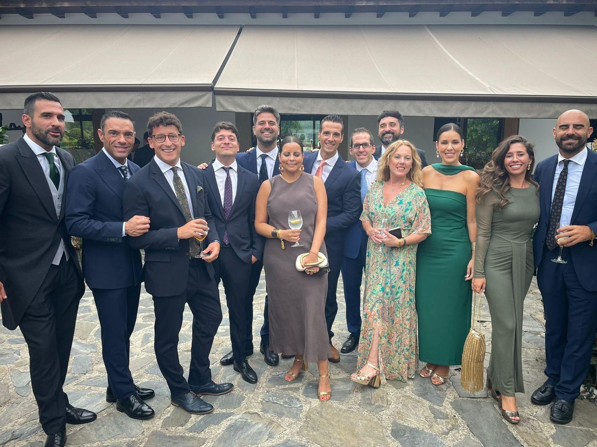 Reporteros y compañeros de Telecinco. Por la izquierda, Fernando Hernández, Antonio Rossi, Julio Uzal, Javi Torres, Carlos Garayoga, Cristina Cívico, Martín García, Javier García, Isabel Costa, Carlos Mier, María Lázaro, Gracia Jiménez y Oscar de la Fuente