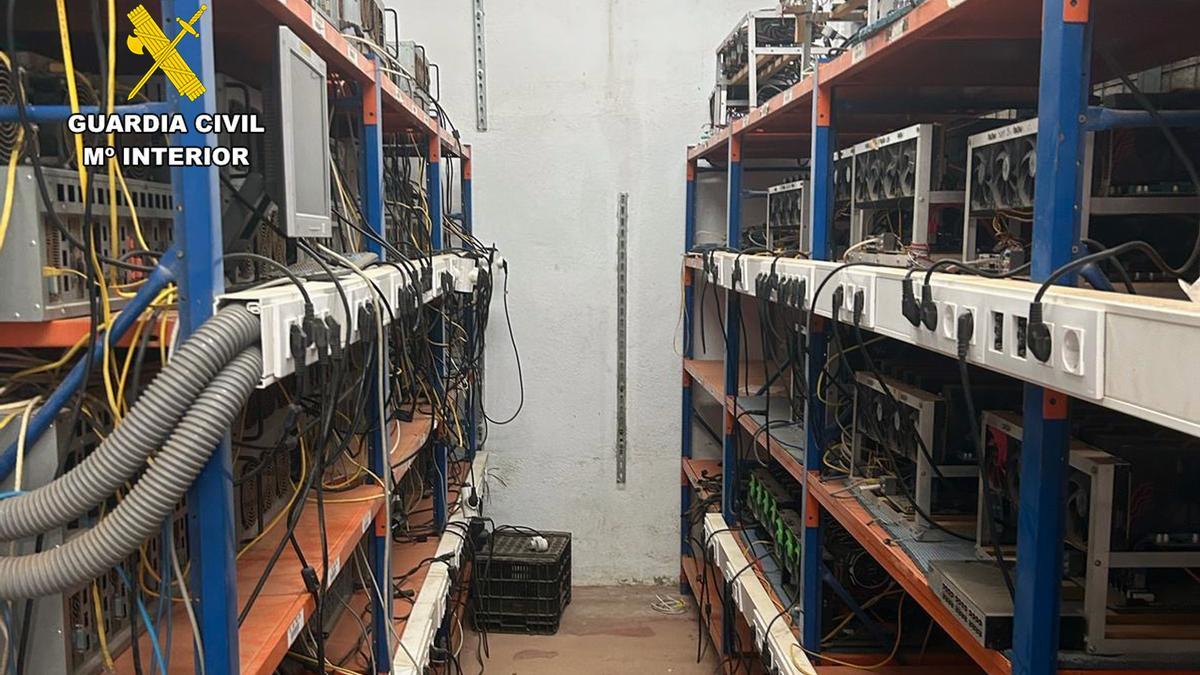 Enganches ilegales a la luz para alimentar en Totana su 'granja' para minado de criptomonedas.