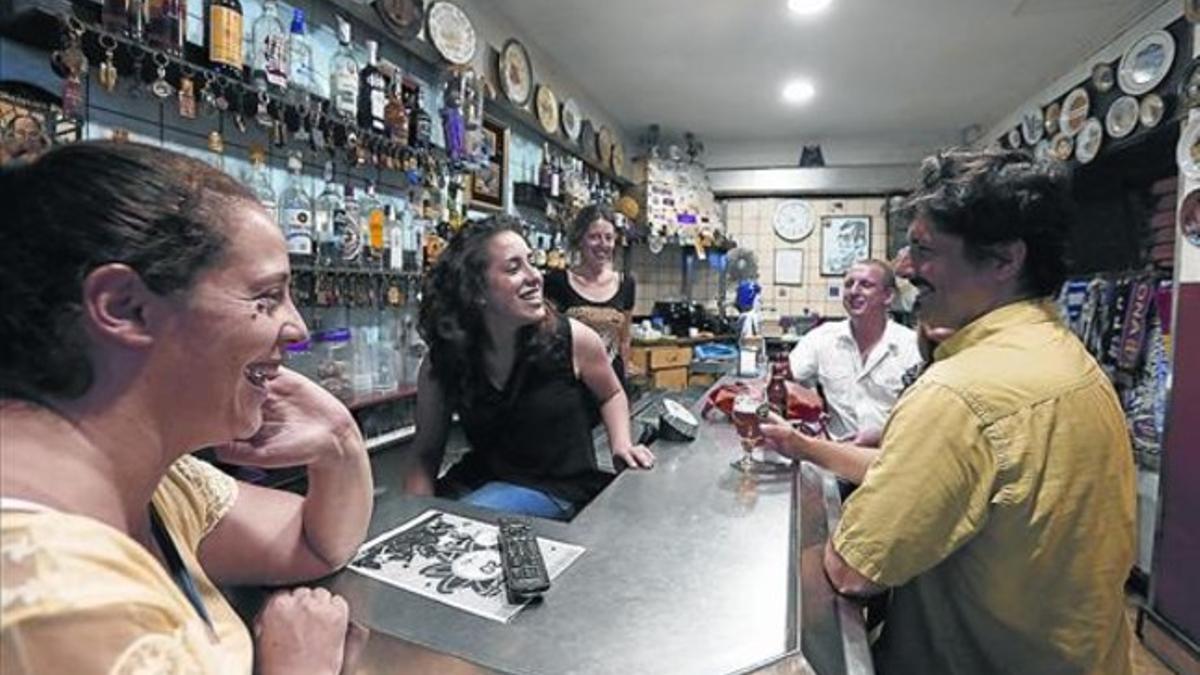 Interior del bar situado en el edificio de la calle de Avinyó, 34 en el Barri Gòtic, ayer.