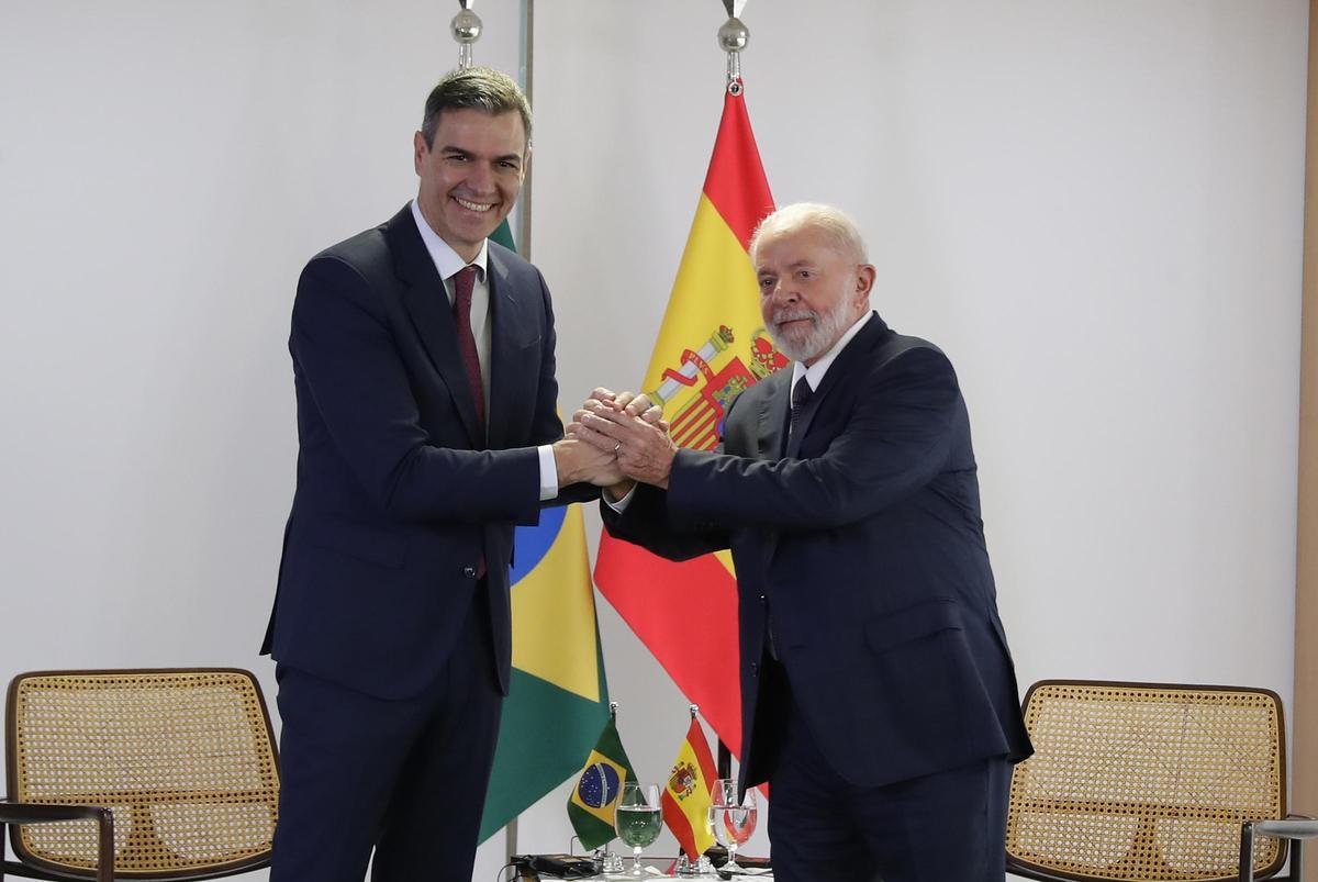 Pedro Sánchez visita a Lula Da Silva en Brasil para buscar inversiones. El presidente, acompañado de Garamendi y varios empresarios, intenta reforzar negocios de las compañías españolas.