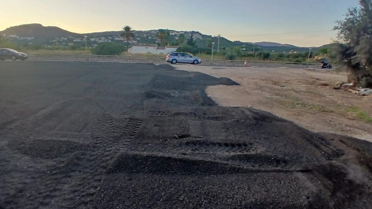 Los desechos de asfalto que se han depositado en estos terrenos del Consell que están en zona inundable