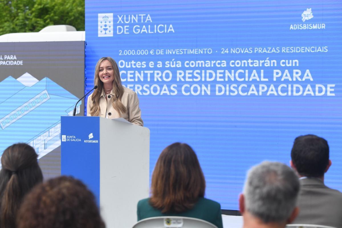 Fabiola García presentando el proyecto en Outes.