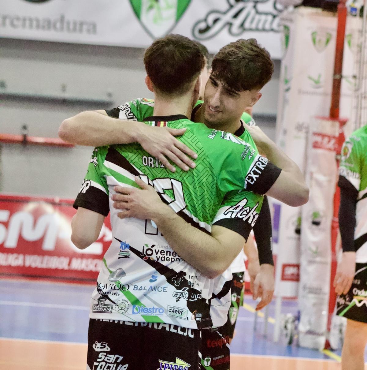 Jugadores del Voleibol Almendralejo celebrando un punto esta temporada.