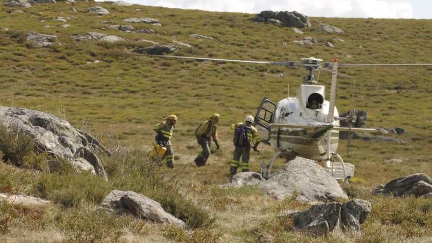 Una cuadrilla contraincendios se dispone a subir a un helicóptero en la sierra de Sanabria.