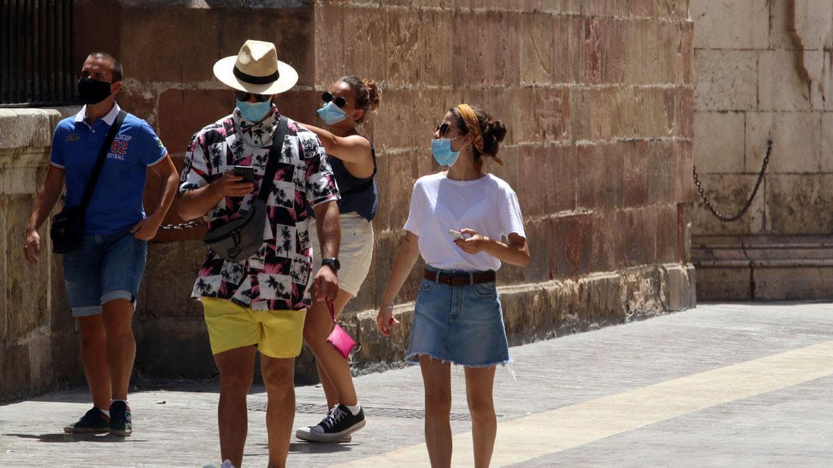 Viandantes en el exterior de la Catedral de Málaga.