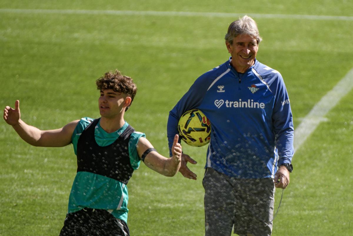 Manuel Pellegrini y Ángel Ortiz, en el entrenamiento del Betis a puertas abiertas en La Cartuja
