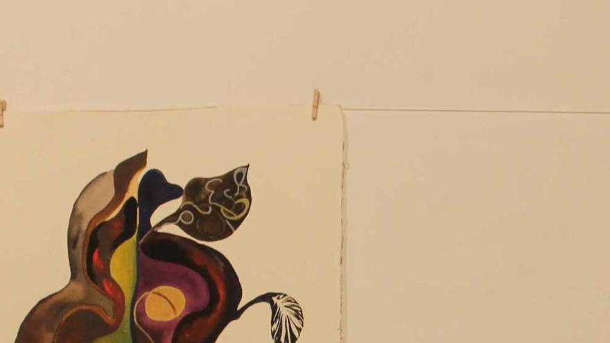 Nuria Formentí, con una de las pinturas de la exposición que exhibe en Colombia.