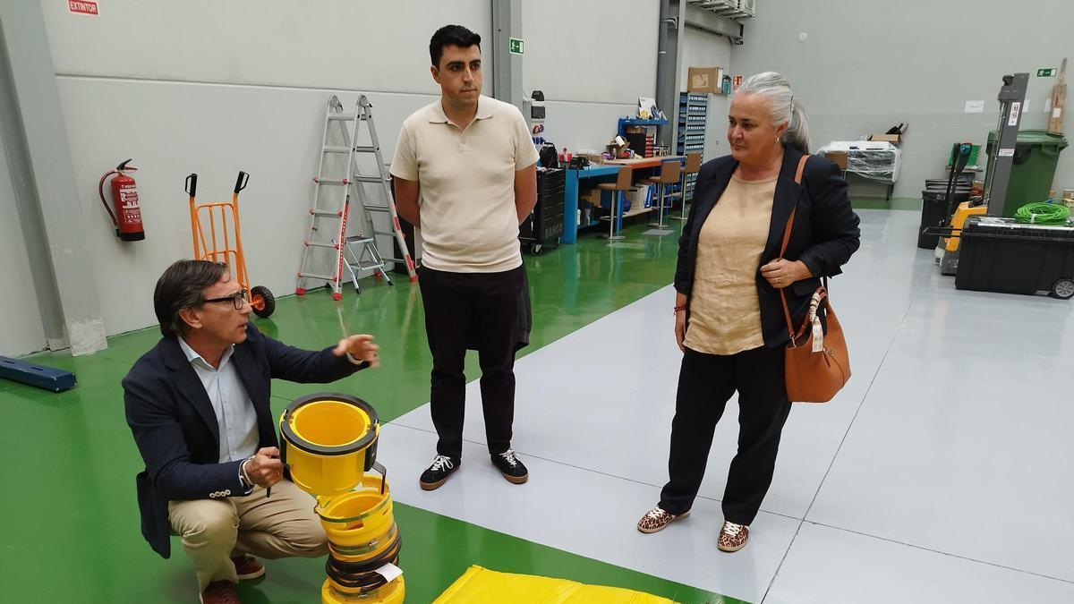 Por la izquierda, Ángel Fernández, director de la compañía, junto a Nicolás Fernández y Eva María Pérez en las instalaciones de la empresa
