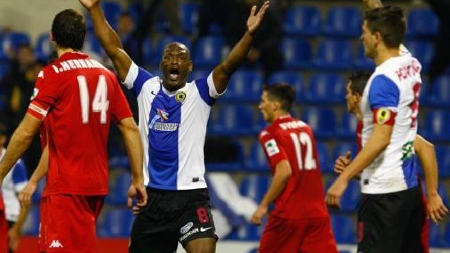 Sugi dribla a un rival asturiano durante el partido de ayer.