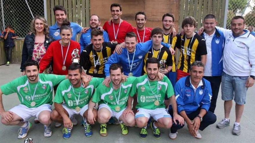 Los tres primeros equipos clasificados en el torneo 3x3 de fútbol sénior, con sus medallas. //Bernabé / C.M.V.