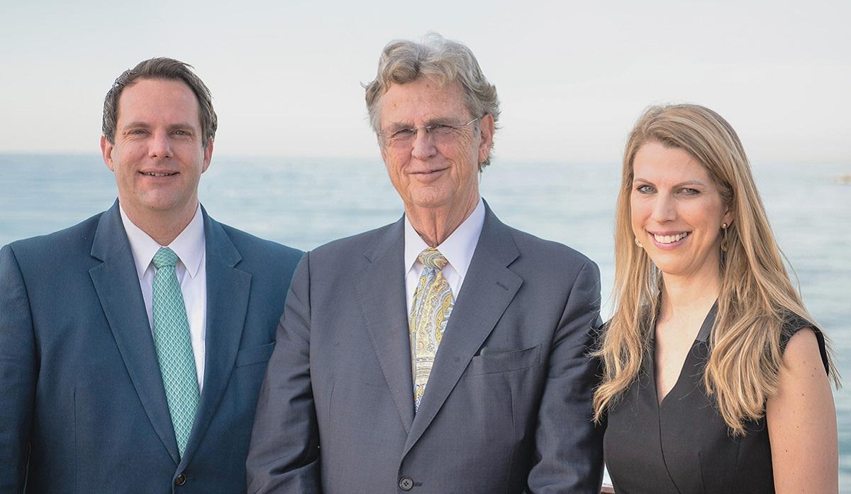 Christopher Clover, fundador y director general de Panorama Properties, en el centro de la imagen, con parte de su familia.