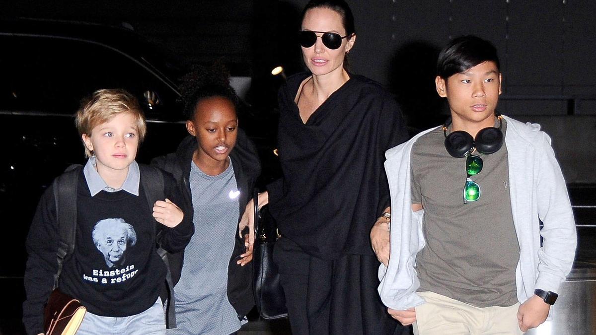 Angelina Jolie con sus hijos