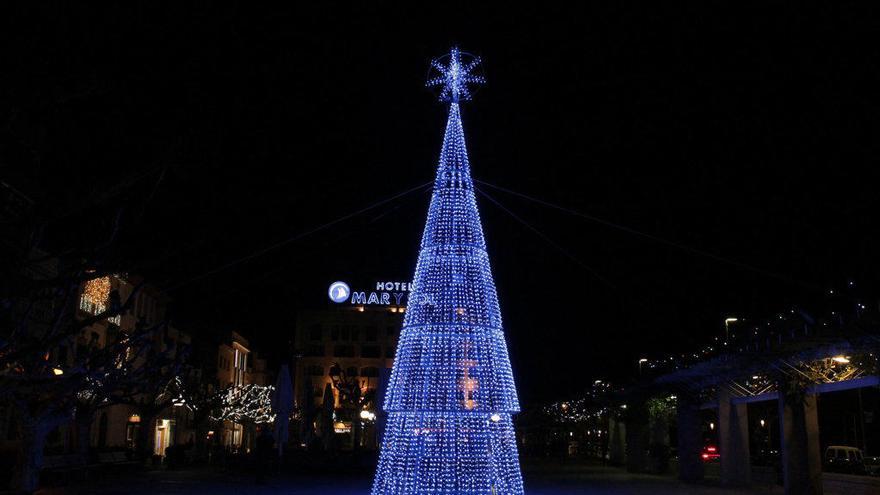 L&#039;arbre de la plaça Catalunya s&#039;ha convertit en un emblema de les festes a Roses.