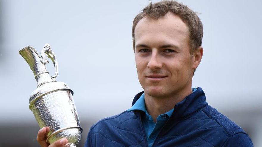 Jordan Spieth, con el trofeo de campeón.