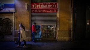 Cierre de un supermercando paquistaní del Eixample, esta noche.