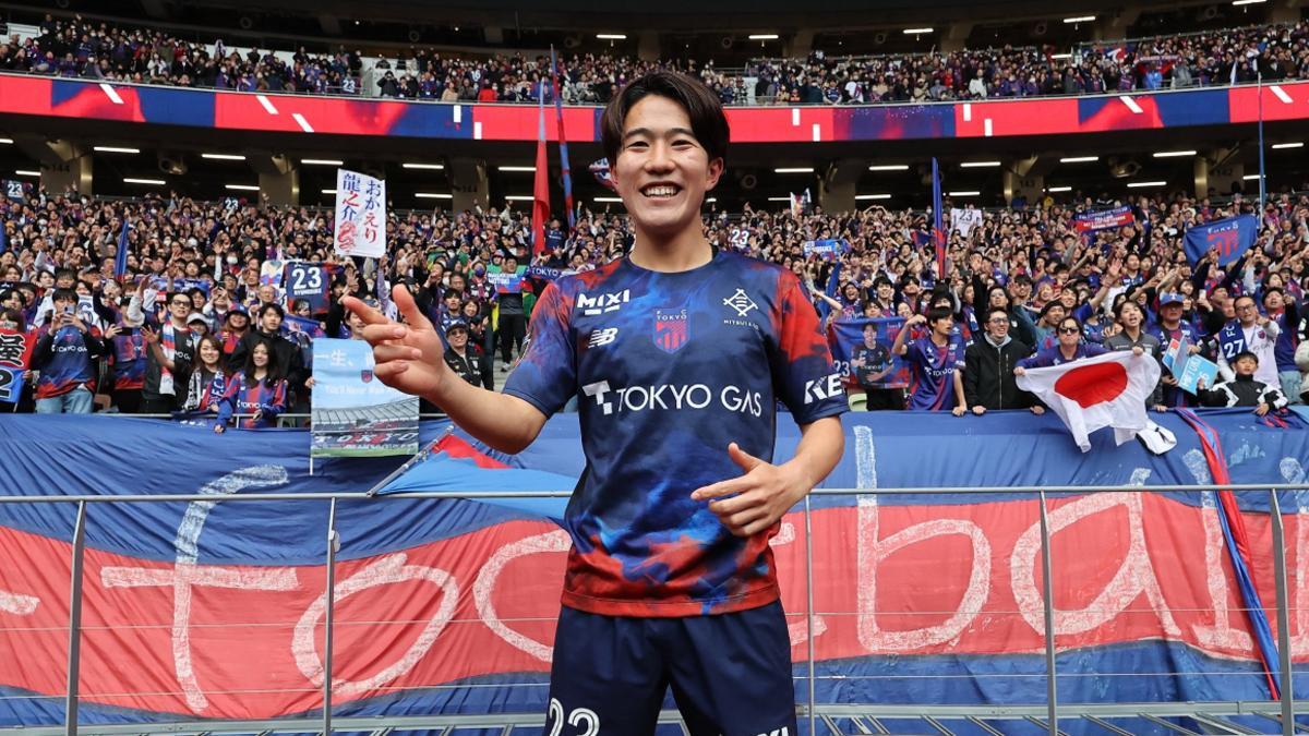 Sato, con la afición del Tokyo