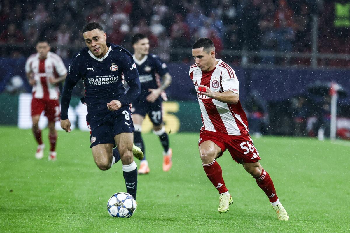 Podence Daniel, del Olympiacos, ante Sergiño Dest, del PSV