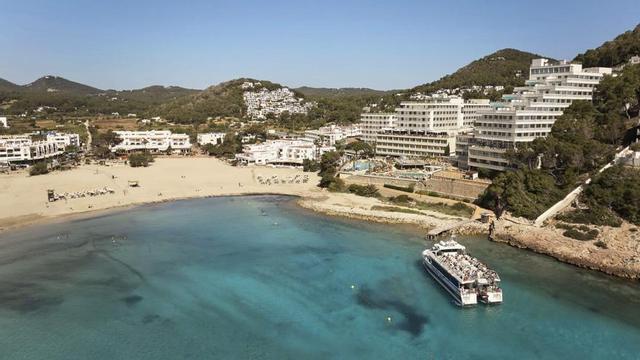 Hyde y Mondrian Ibiza están ubicados en la bahía de Cala Llonga. | HYDE Y MONDRIAN IBIZA