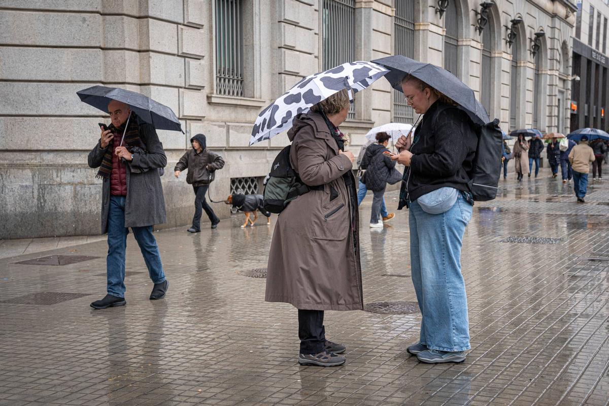 Gente con paraguas por las lluvias en Barcelona, Plaza Catalunya.