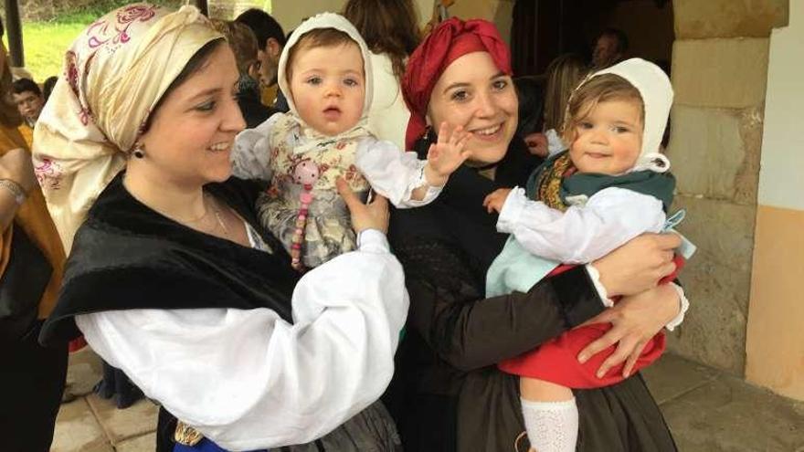 Elena Fernández y Llucía Miravalles, con sus hijas Nora Poladura y Celia San José, respectivamente.