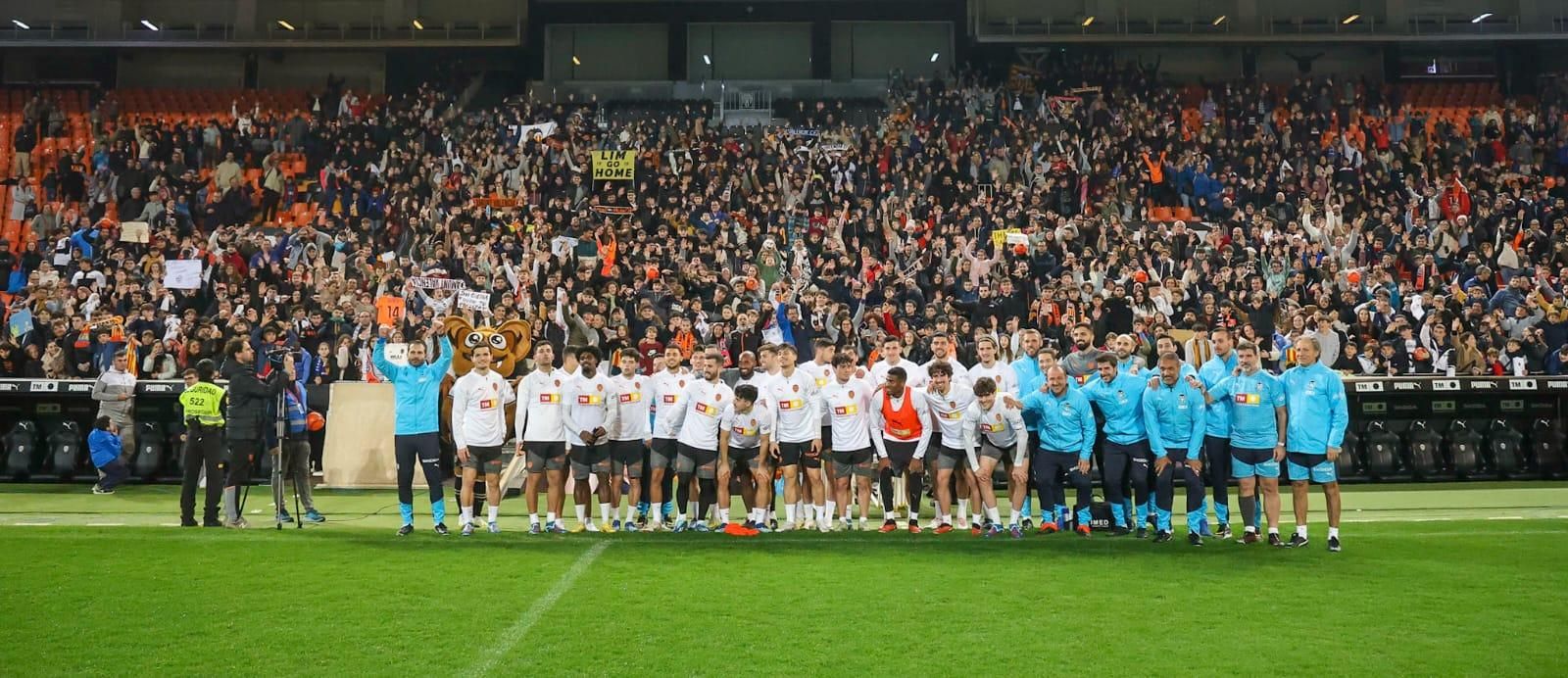 La afición se vuelca con el Valencia CF en el entrenamiento de Mestalla