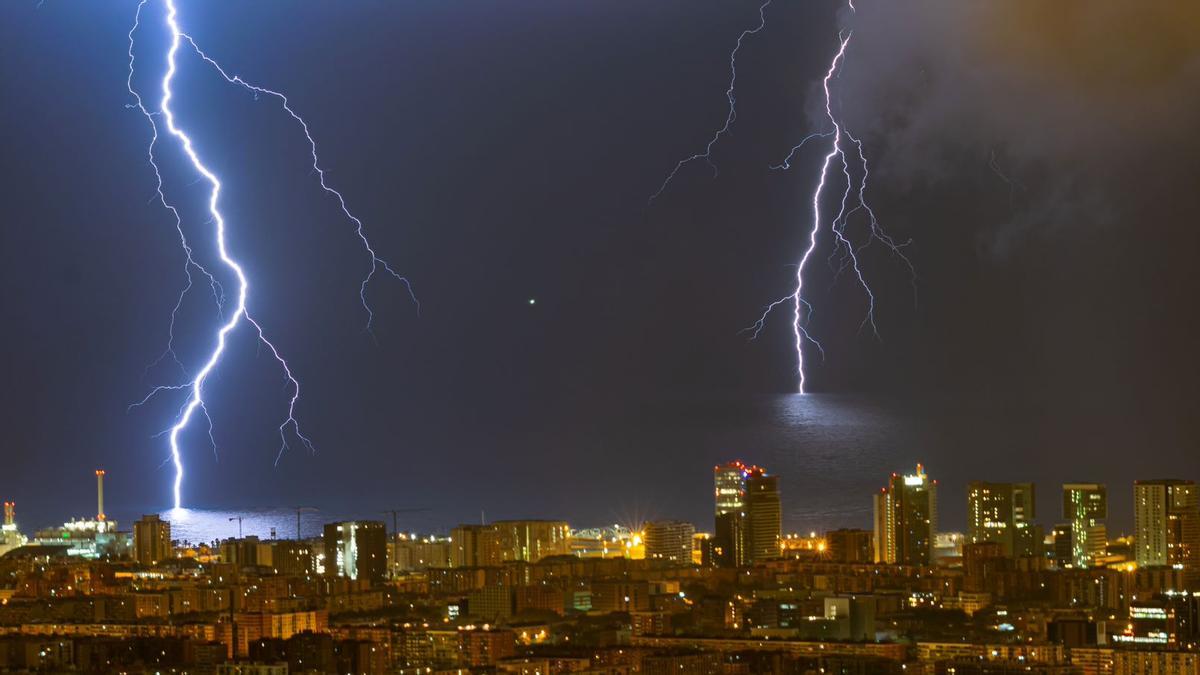 Tormenta de madrugada sobre Barcelona