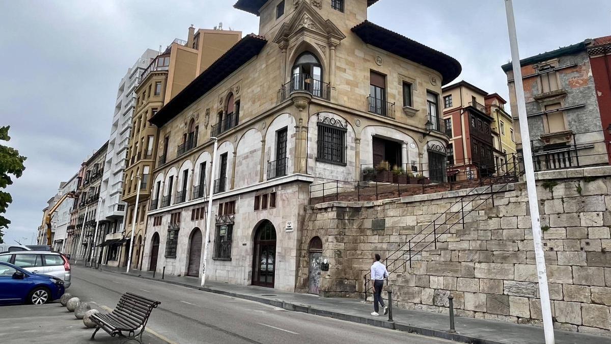 Los bajos de la Casa Paquet, con el cartel de la inmobiliaria que anuncia la disponibilidad de espacios.
