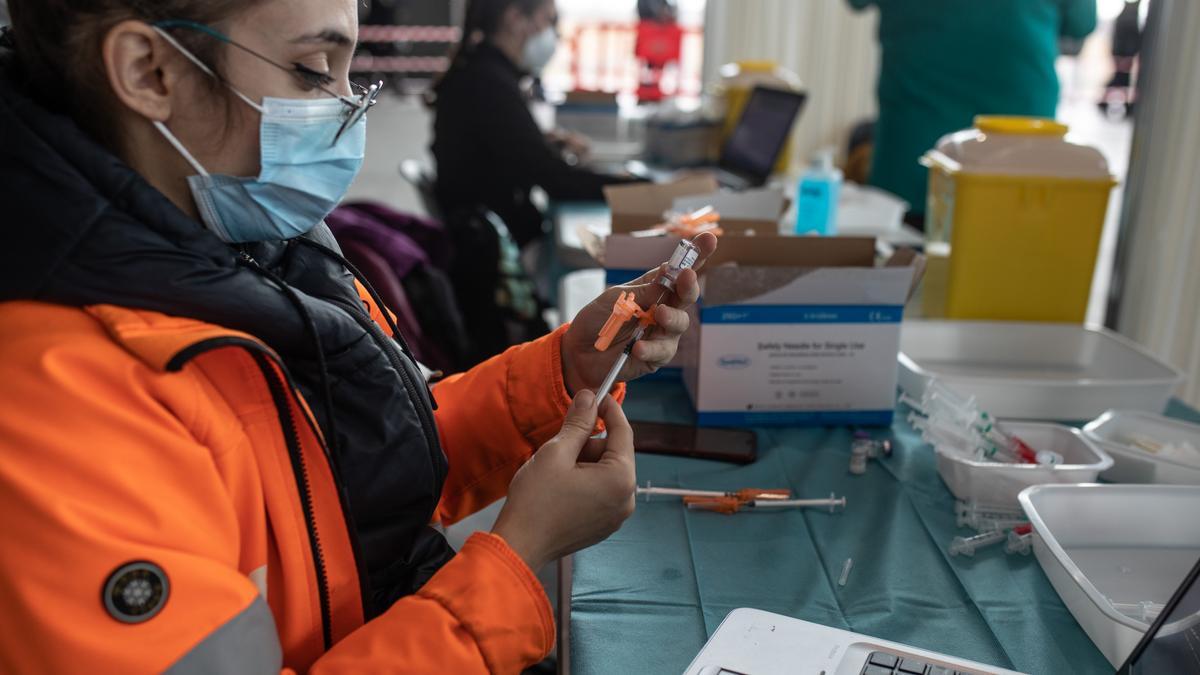 Una enfermera prepara una vacuna contra el coronavirus
