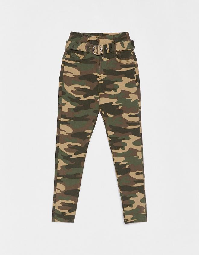 Pantalón con estampado de camuflaje, de Bershka