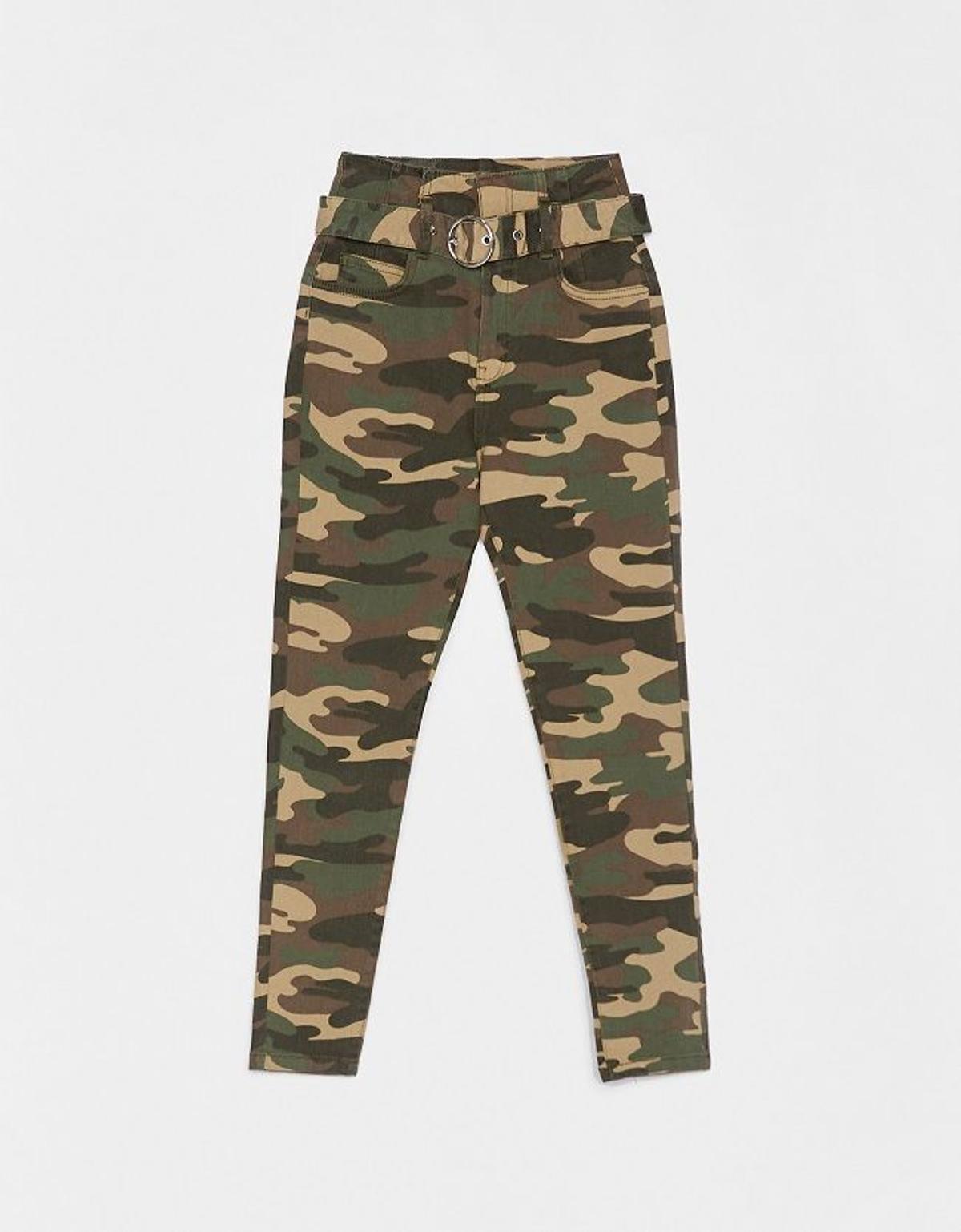 Pantalón con estampado de camuflaje, de Bershka