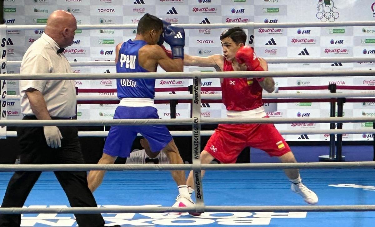 Rafa Lozano Jr., a la derecha, golpe a un rival.