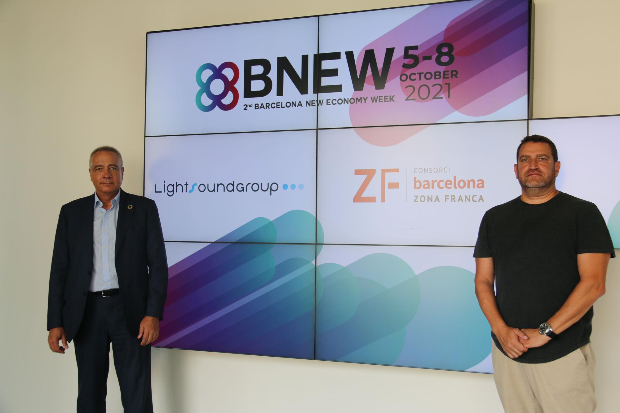 De izquierda a derecha, según la fotografía, Pere Navarro, delegado especial del Estado en el Consorci de la Zona Franca de Barcelona y presidente de BNEW y David Boja, fundador y presidente de Lightsound Group