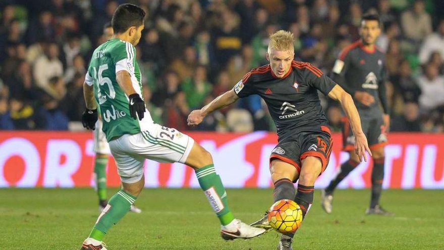 Wass golpea la pelota durante el encuentro de ayer en el Villamarín. // LOF